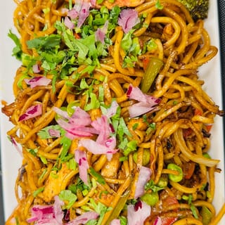 Chowmein/noodles (hakka) chicken