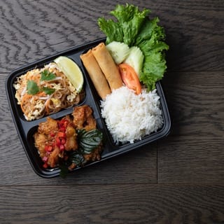 B-Bento 1, Spring roll, Garlic Chicken, Pad Thai