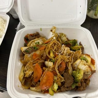 74. Beef Stir-Fry / Hu Tieu Hoặc Mi Xào B