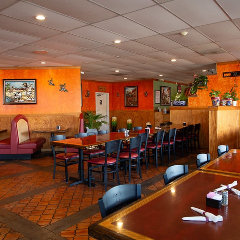 Cozy Dining Experience 🍴