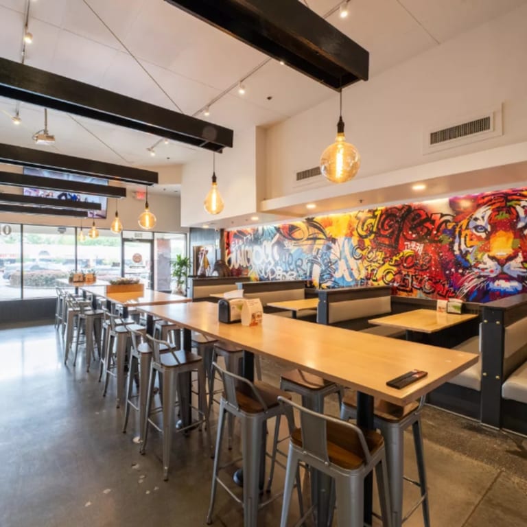 A Comfortable, Family-Friendly Place to Eat 🏠