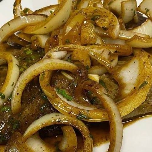 Steak and Onions / Bistec Encebollado.