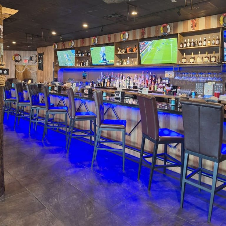 Lively Bar & Happy Hour Specials 🍹