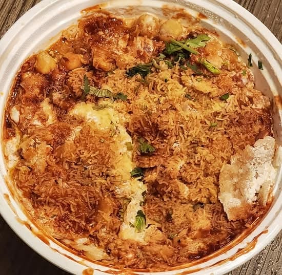 Aloo Tikki Chaat (2pcs).