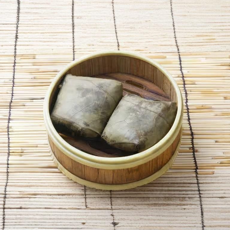 Steamed Wrapped Sticky Rice in Lotus Leaves / 瑤柱糯米雞.
