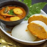 Idli With Fish Kulambu (5 Pcs).