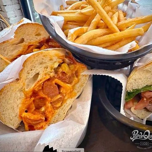 Cachorro-quente Brasileiro - Brazilian Hot Dog.