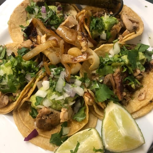 5 mini tacos solo dos carnes.