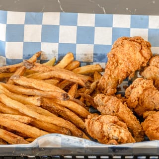 18 piece party wings w/crinkle fries