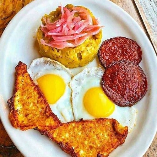 Three Hits / Tres Golpes.