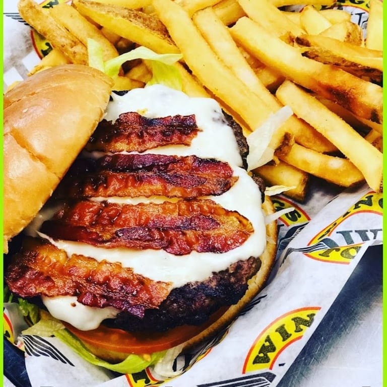 Bacon Cheeseburger: A Juicy American Classic