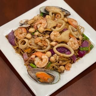 Especial 8 : Seafood Noodles (Tallarin de Mariscos)