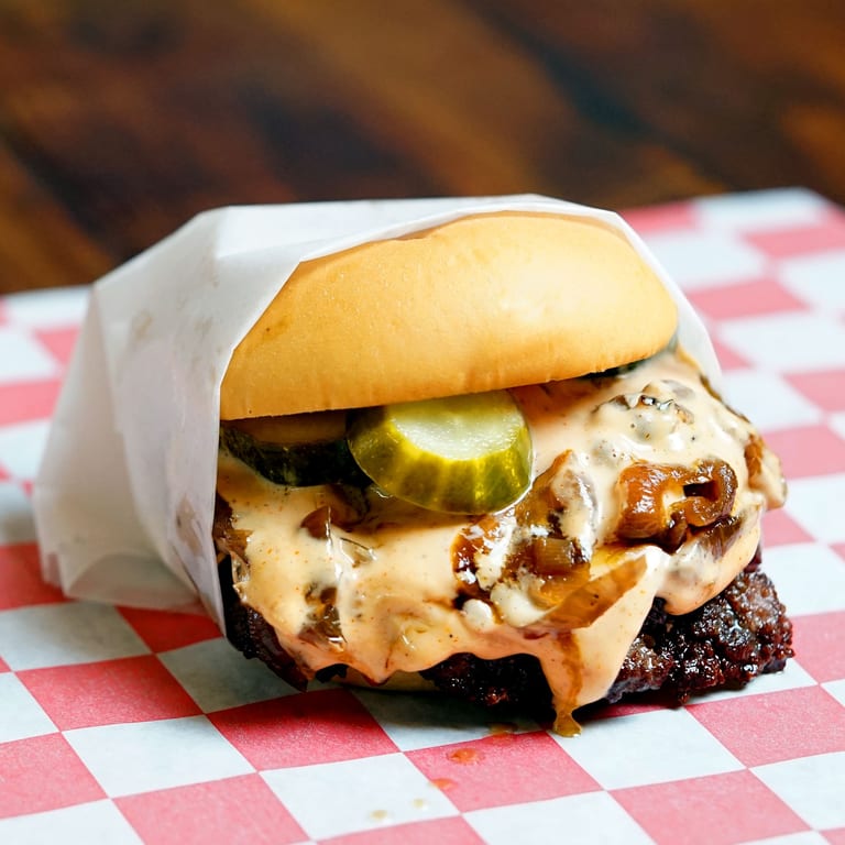 Juicy Grilled Chicken Burger: A Flavorful Delight