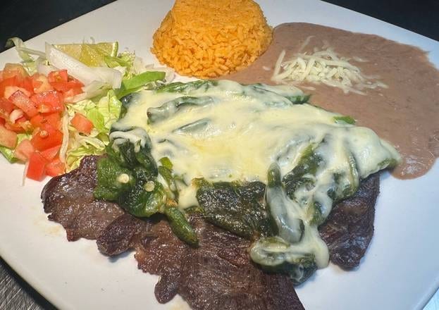 Bistec Con Rajas Y Queso.