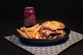 Hamburgesa yumbo con papa fritas / hamburger with French fries.