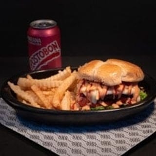 Hamburgesa yumbo con papa fritas / hamburger with French fries