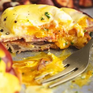 CLASSIC EGGS BENEDICTS