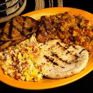 Calentado Con Huevo, Arepa Y Lomo Asado