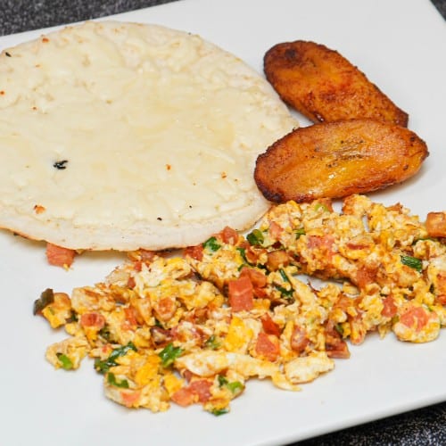 Huevos Pericos Con Arepa.