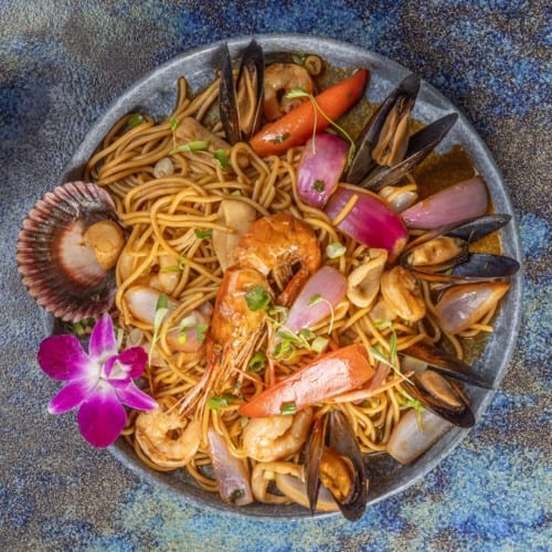 Tallarin Saltado Criollo De Mariscos.