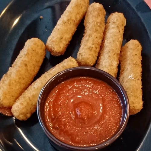 Mozzarella Sticks (Mozzarella Sticks).