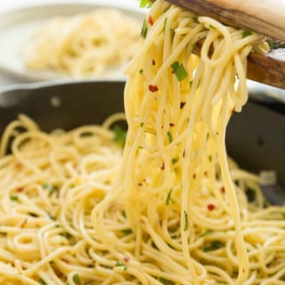 Spaghetti with garlic butter sauce 