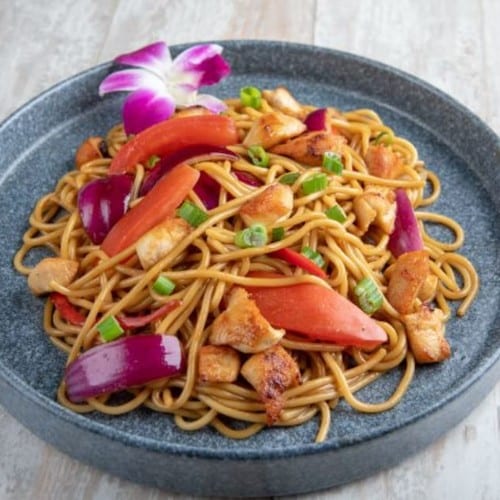 Tallarin Saltado Criollo De Pollo.