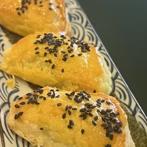 BBQ Pork Puff 蜜汁叉燒酥 (lunch only).