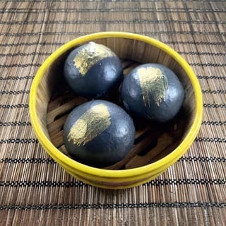 Black Gold Salted Egg Yolk Buns / 黑金流沙包