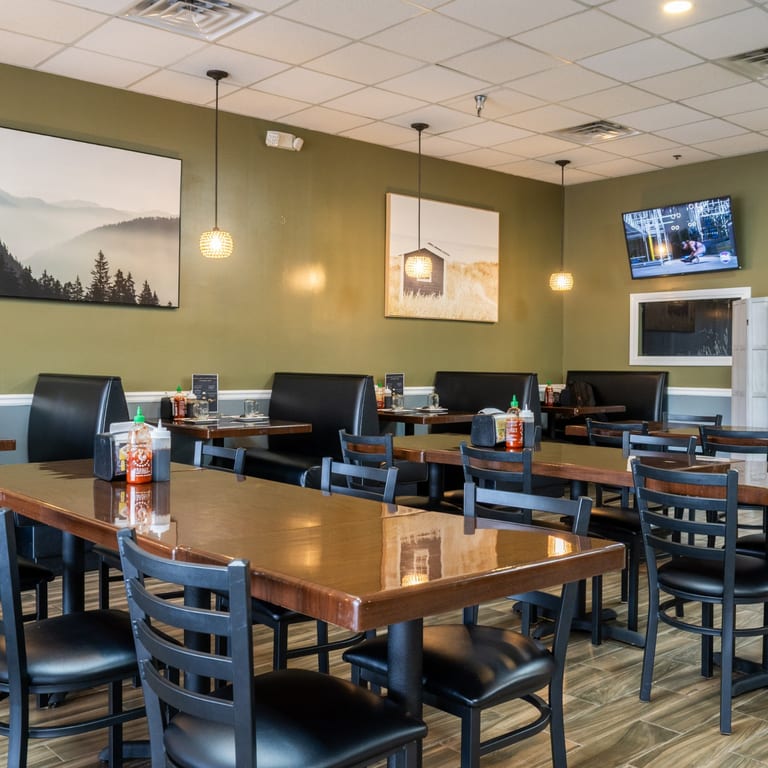 Cozy Dining, Relaxed Ambiance