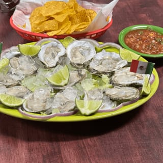 J. Una Docena de Ostras en Media Concha / J. One Dozen Oysters in a Half Shell