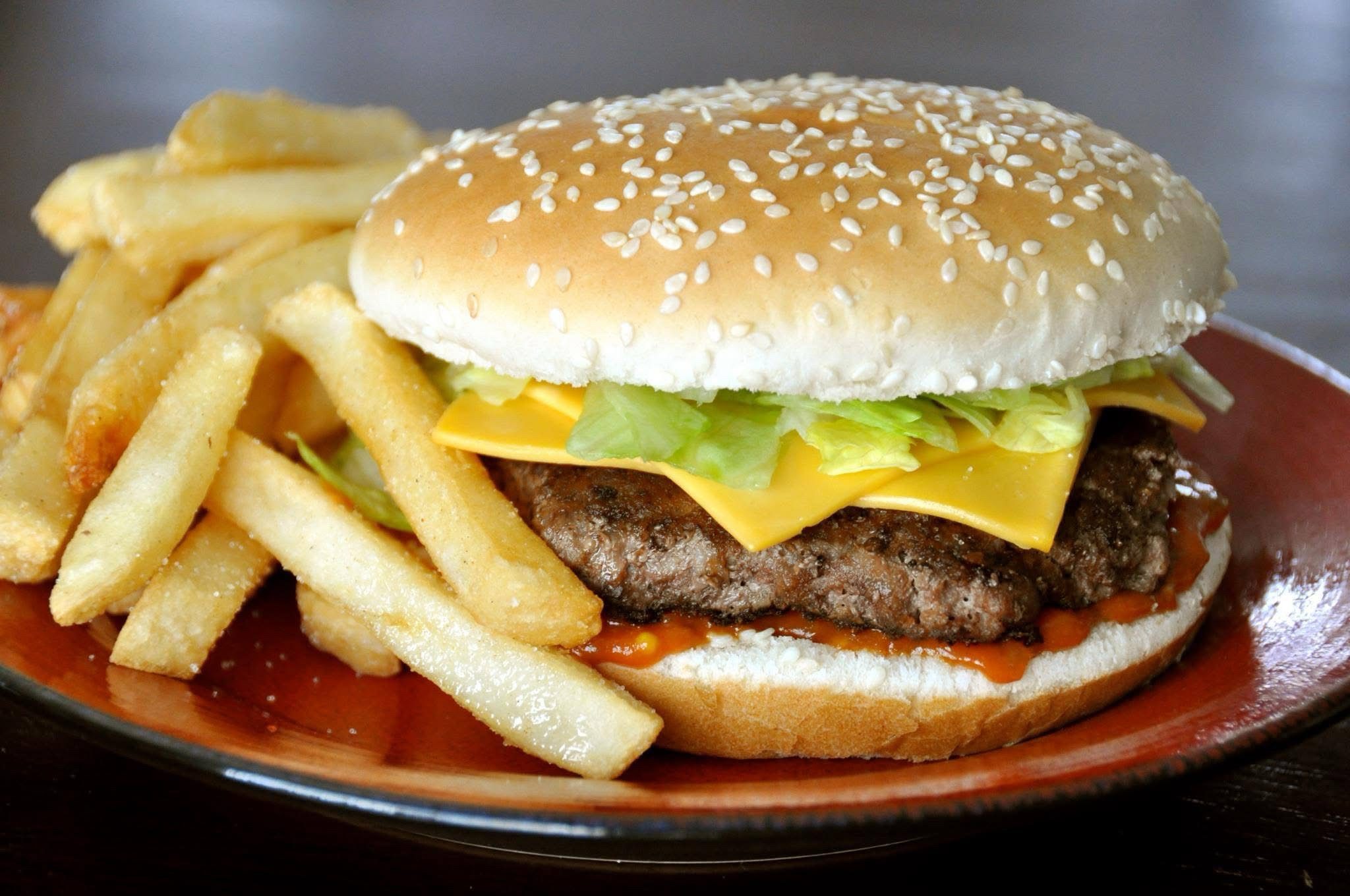 Deluxe Cheeseburger.