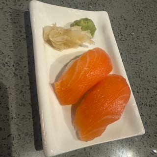 SALMON NIGIRI