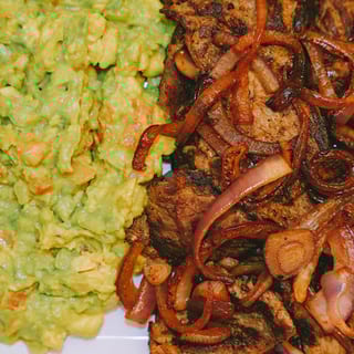 Avocado Con Bistec Encebollado
