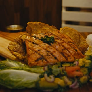 Salmón a La Plancha/Grilled Salmon 