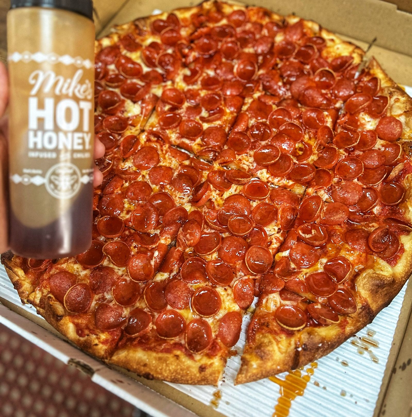 18” Hot Honey Chicago Tavern Pie.