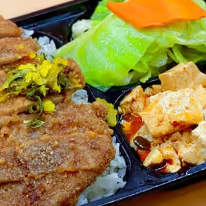 B02. Fried Pork Chop Bento 炸排骨便當.
