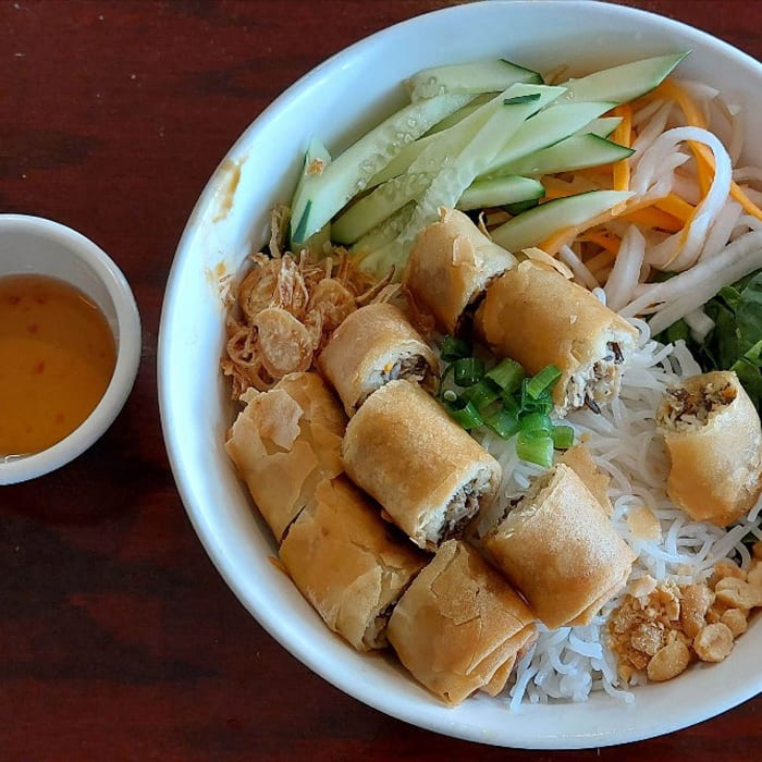V1. Crispy Spring Rolls Vermicelli (Bun Cha gio).