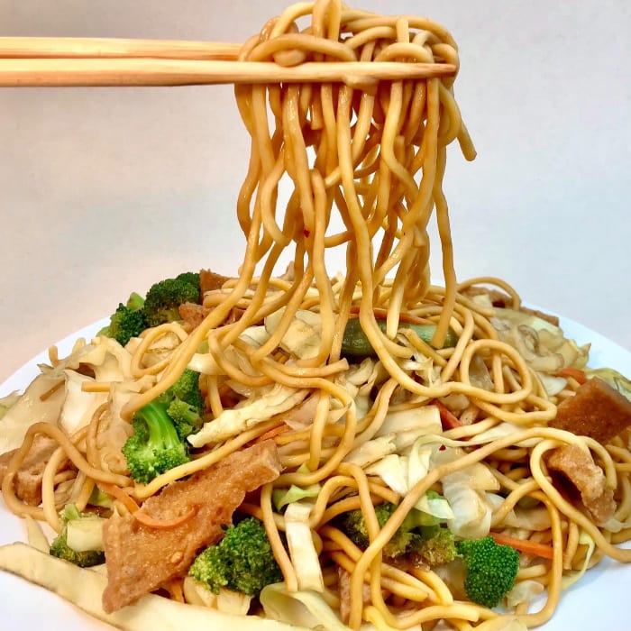E9. Chow Mein (Mì Xào).
