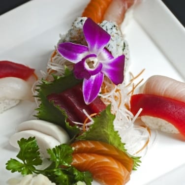 Sushi & Sashimi Dluxe.