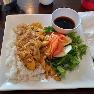 C13. StirFry Lemongrass Chicken w/ Rice (Com Ga Xao Xa).