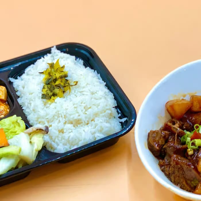 B04. Braised Beef Bento 紅燒牛腩便當.