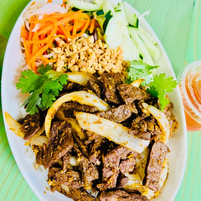 M16. Beef Noodles (Bò Xào Lăn).