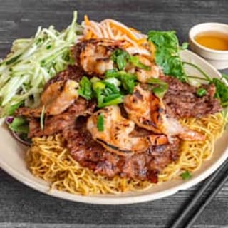 Garlic Chow Mein with Charbroiled Shrimp, Beef & Vegetables #84