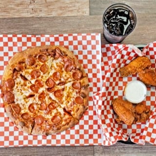 Mini Pizza / 4 Wings / Soda