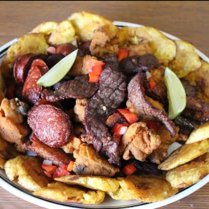 Salami, Queso, Salchicha, Y Tostones.