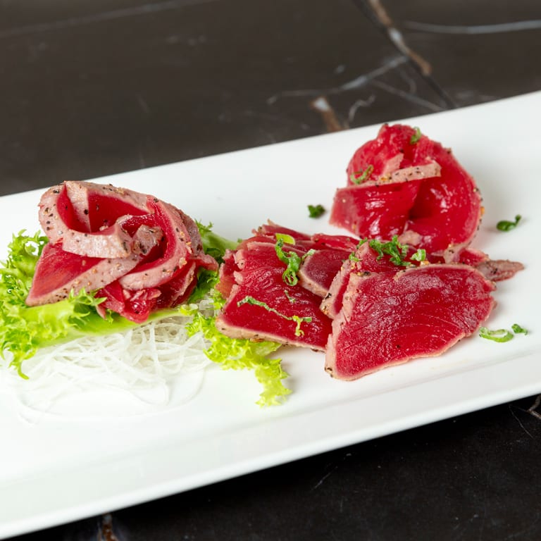 Spicy Salmon Roll: A Sushi Sensation