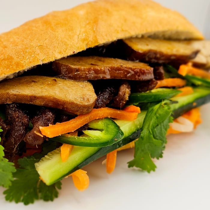 V1. Bánh Mỉ Chay (Vegetarian - Soy Curls/Tofu).