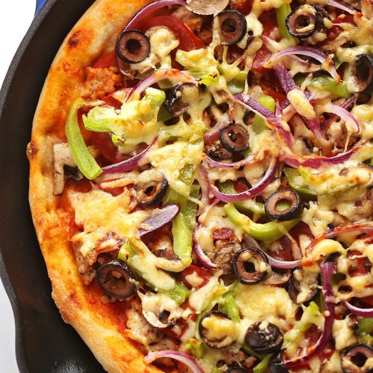 Classic American Eats: Pizza, Burgers, and More